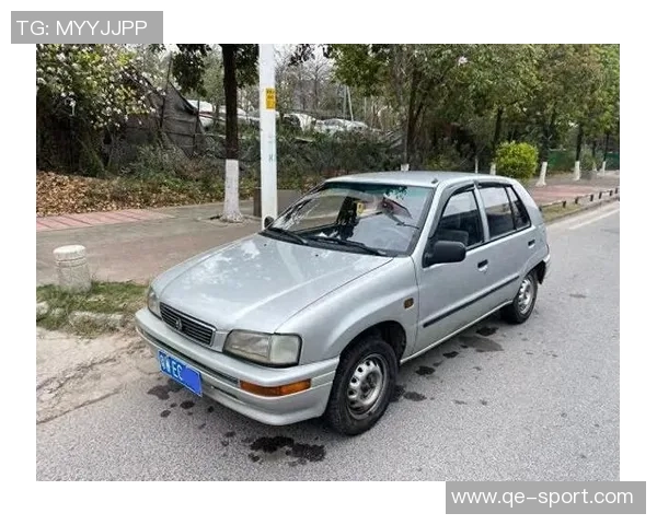 刚满18岁的小伙学驾照女友驾车送他去巴萨训练场